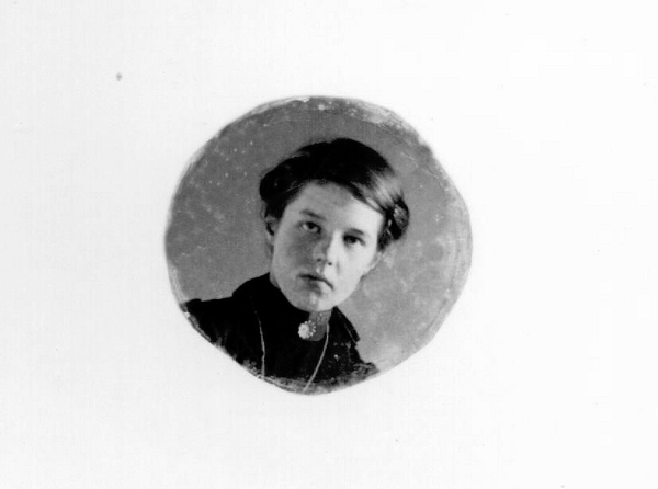 Anna Geertje (Anna) Otten, geb. 23-11-1898, foto zat altijd in portefeuille echtgenoot gecorrigeerd