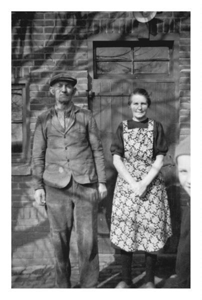Hilbert Jonkman en Anna Geertje (Anna) Otten, foto wsch. genomen bij hun boerderij in Pesse